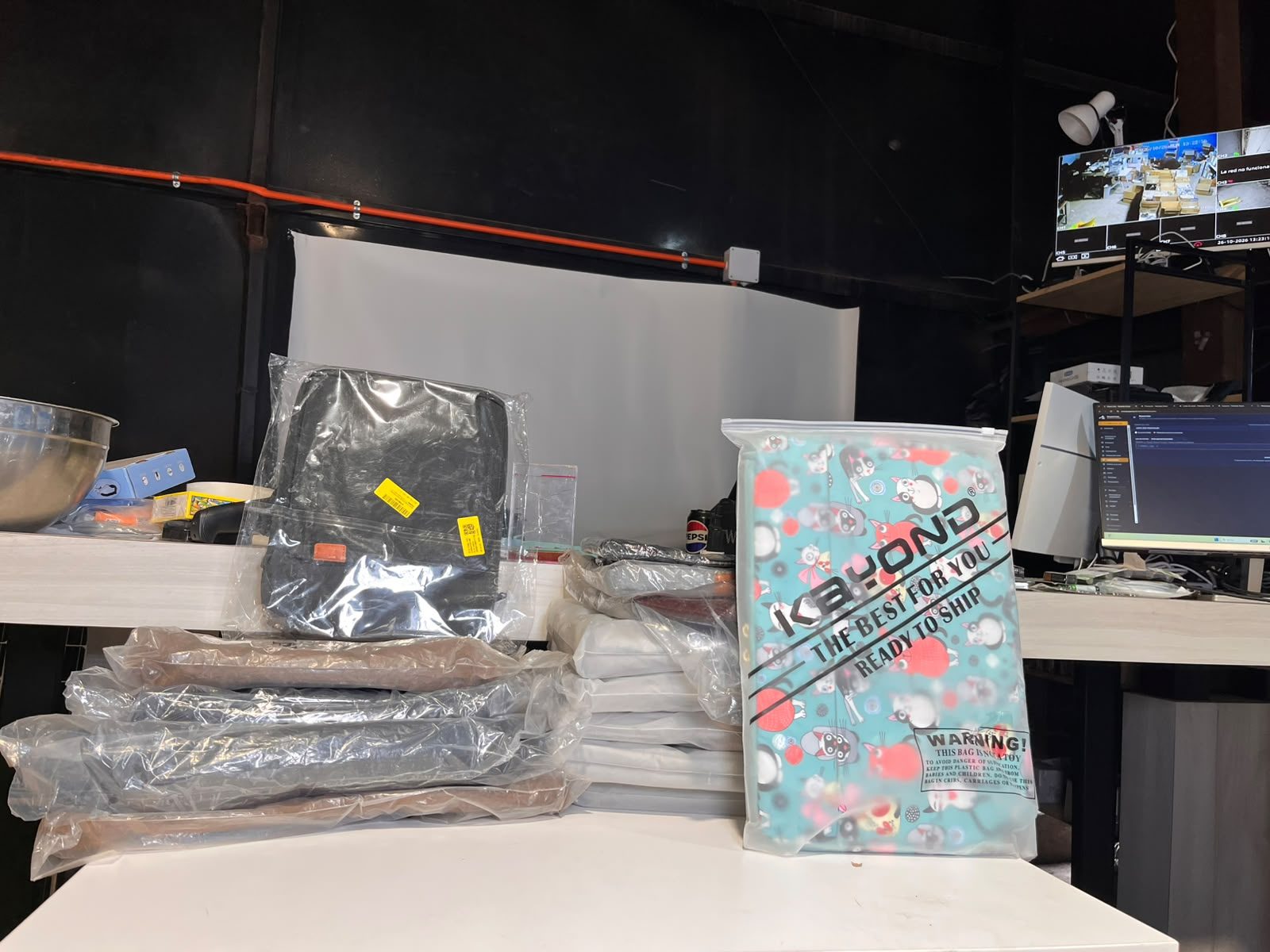 LOTE 203 BOLSOS Y MOCHILAS
